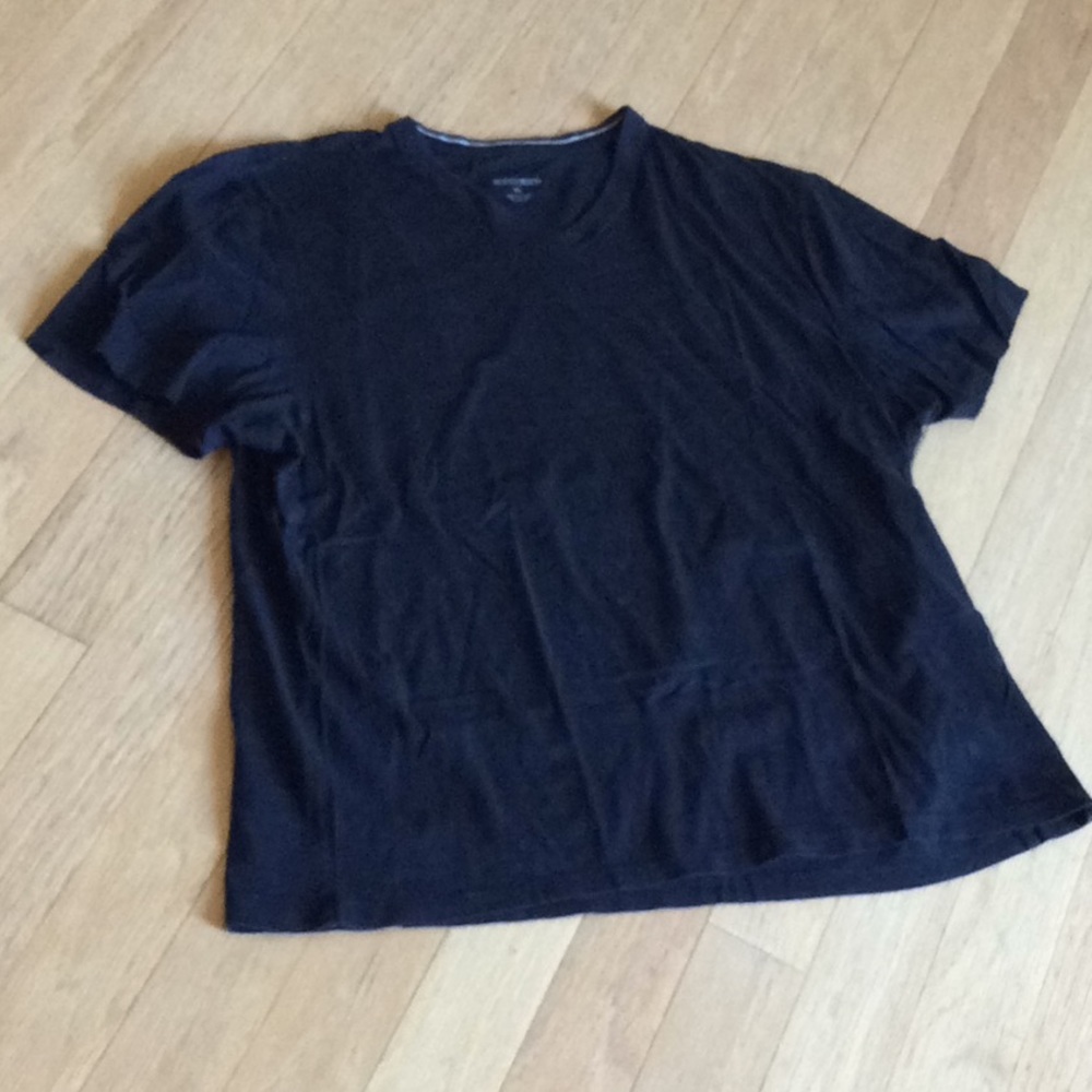 🔴Madison black Vneck tee